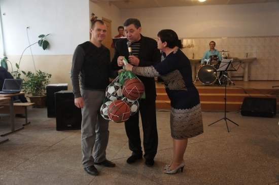 В Николаеве депутат горсовета поздравил школу с наступающими праздниками и вручил подарки