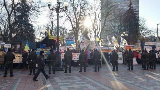 Под стенами Рады снова пикет: активисты митингуют против экономических инициатив правительства (фото)