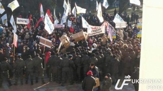 ​Протестующие устроили драку с милицией по Радой (фото)