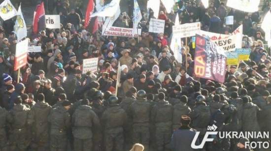 ​Протестующие устроили драку с милицией по Радой (фото)
