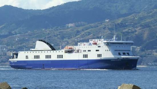 Горящий в Ионическом море паром с 478 пассажирами на борту потерял управление, - источник