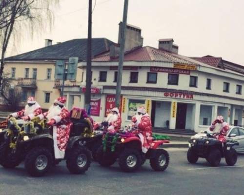 Деды Морозы на квадроциклах прокатились по Барановичам