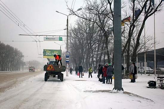 Горвласть Николаева рапортует об успехах по уборке снега, но водители возмущены: результата нет