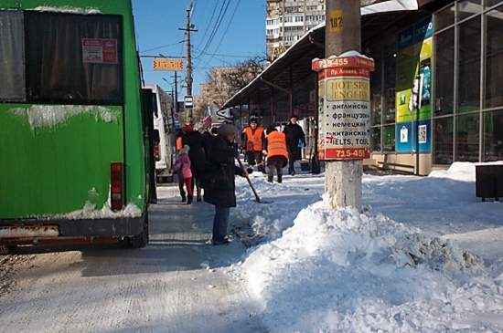 Горвласть Николаева рапортует об успехах по уборке снега, но водители возмущены: результата нет