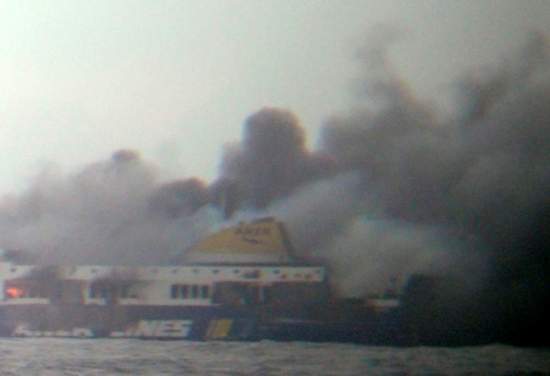 Пассажиров горящего в Адриатике парома эвакуируют военными вертолетами
