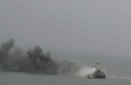 Пассажиров горящего в Адриатике парома эвакуируют военными вертолетами