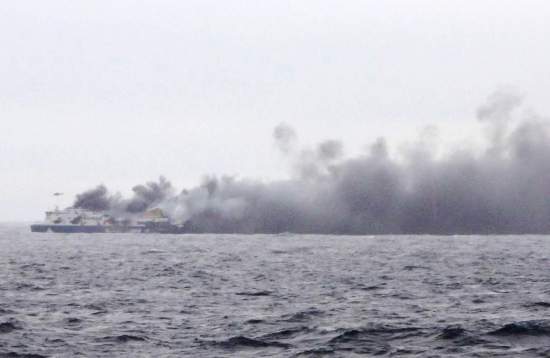 Во время буксировки горящего парома у берегов Греции оборвался трос