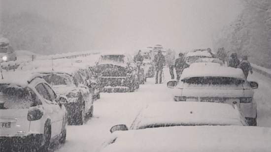 В Швейцарии сильные снегопады привели к 150 ДТП и сбоям в авиасообщении