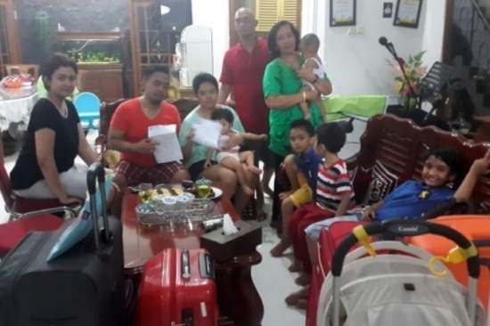 Семья из десяти человек чудом осталась в живых, опоздав на рейс AirAsia