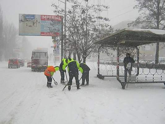 Николаевцы о сильном снегопаде в городе: «К вечеру будет не коллапс, а полный «жопас»