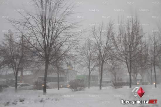 В Николаеве сильный снегопад парализовал движение транспорта в центре города