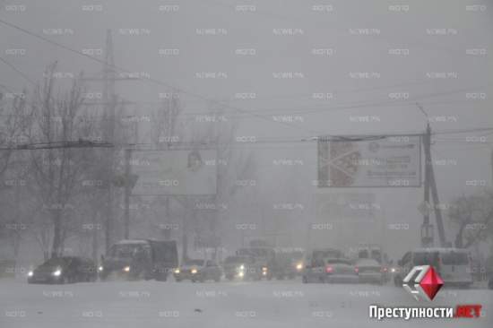 В Николаеве сильный снегопад парализовал движение транспорта в центре города