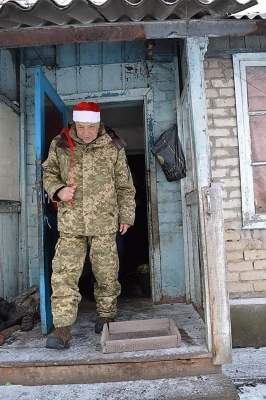 Губернатор Луганщины примерял на себя роль «Деда Мороза в комуфляже»