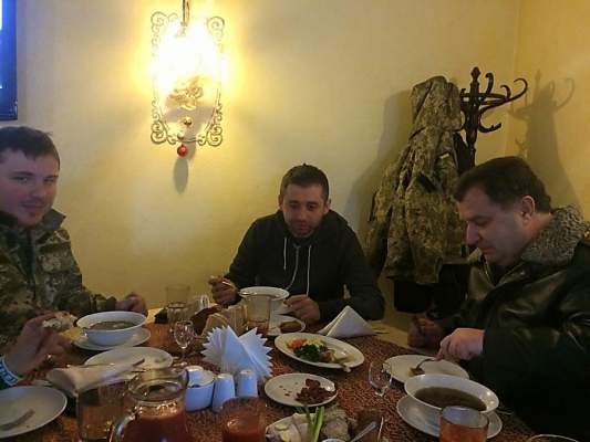 Министр обороны отобедал как простой смертный в придорожном ресторанчике