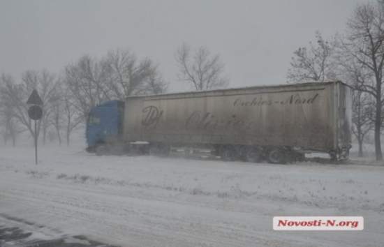 Из-за снегопадов в Николаевская и Херсонская области закрыли движение автотранспорта (фото, видео)