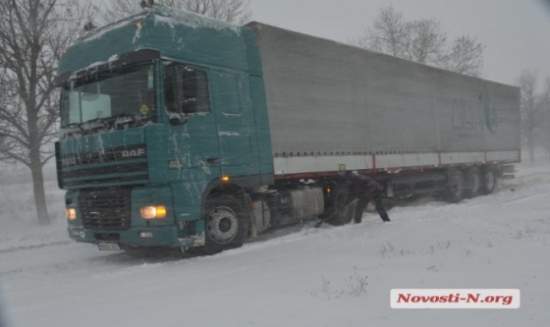Из-за снегопадов в Николаевская и Херсонская области закрыли движение автотранспорта (фото, видео)