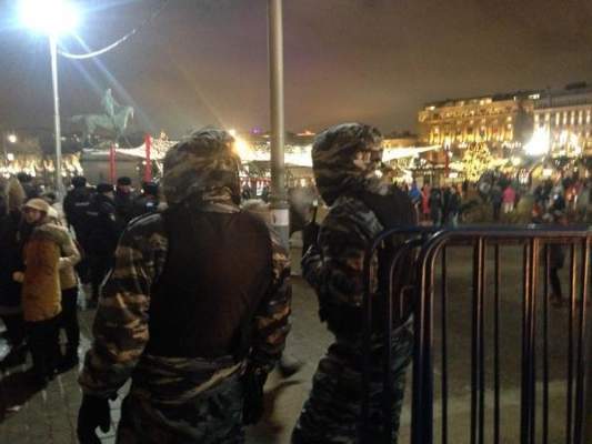На Манежной площади в Москве появились появились силовики, заграждения и автозаки (фото)