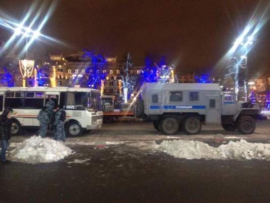 На Манежной площади в Москве появились появились силовики, заграждения и автозаки (фото)