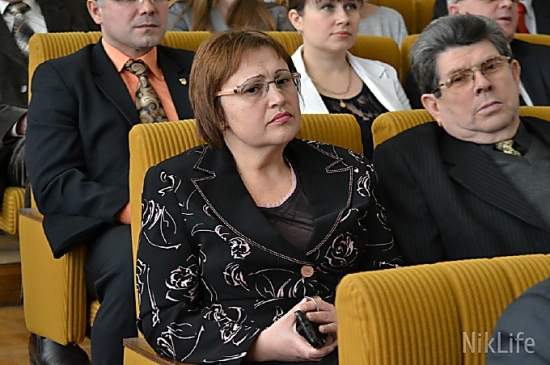 Николаевская чиновница на сессии облсовета рассматривала собак и платья в соцсетях