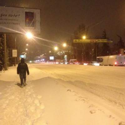 Снегопады накрыли Украину: эвакуация людей, заторы на трассах, закрытые порты (Видео)
