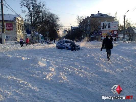 Жизнь Николаева парализована после мощного снегопада - люди пешком добираются на работу