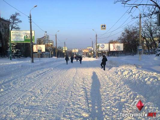 Жизнь Николаева парализована после мощного снегопада - люди пешком добираются на работу