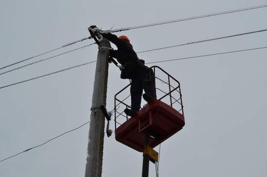 На Николаевщине без света остаются 70 населенных пунктов – к некоторым из-за снежных заносов электрики не могут добраться