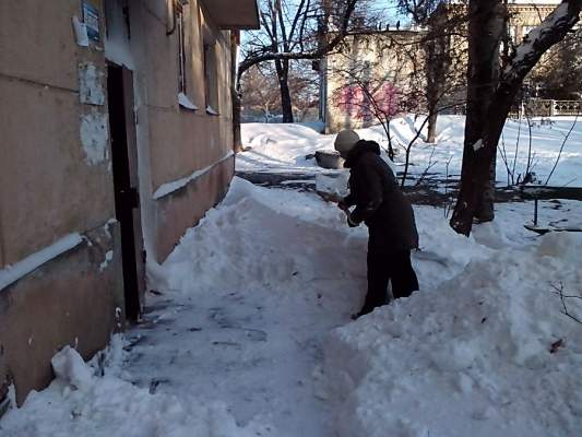 Николаевские коммунальщики божатся, что убирают снег на дорогах и во дворах
