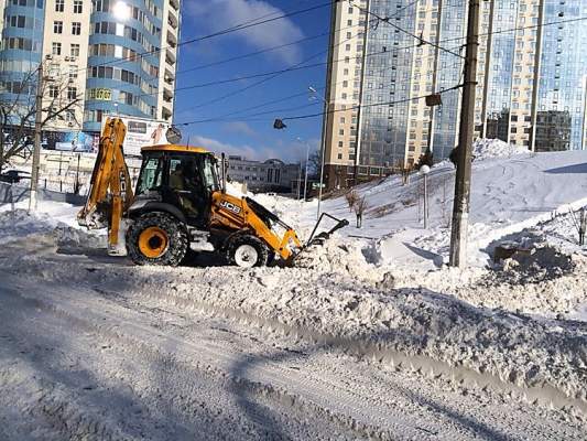 Мэр Одессы Труханов с лопатой чистит от снега Думскую площадь