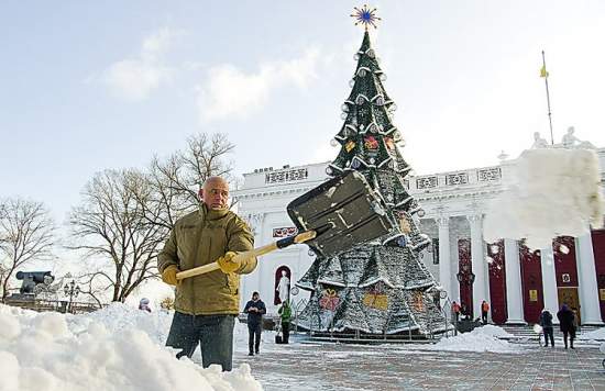 Мэр Одессы Труханов с лопатой чистит от снега Думскую площадь