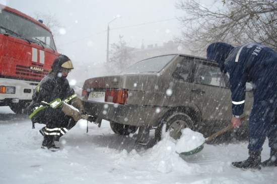 ГосЧС: Спасатели за сутки освободили из снежных заносов около 2,9 тыс. автомобилей