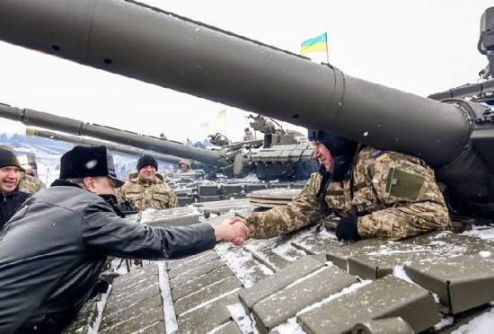 Порошенко передал армии партию военной техники и вооружения