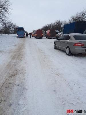Под Николаевом продолжают стоять в заносах автомобили и автобусы: «Нас никто не хочет спасать»