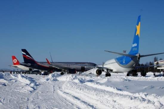 Аэропорты Днепропетровска, Запорожья и Херсона продолжают очищать от снега, - Минтранс