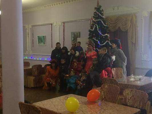 Несмотря на природный катаклизм, николаевские волонтеры устроили детям военных и беженцев новогодние утренники в театре