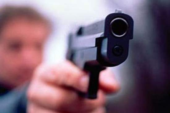 В Виннице милиция задержала нетрезвого мужчину, угрожавшего пистолетом продавщице