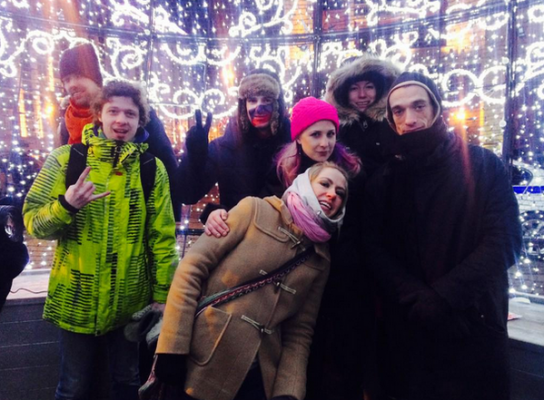 Сторонники Навального вернулись на Манежную площадь и заняли "елочный шар" в ее центре (фото)