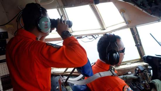 В районе крушения самолета Air Asia в Яванском море найдены еще три тела