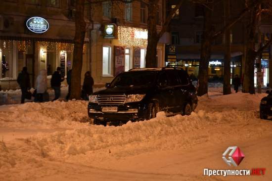 В Николаеве водители «крутых тачек» воспользовались суматохой из-за снегопада и катались по пешеходной Советской