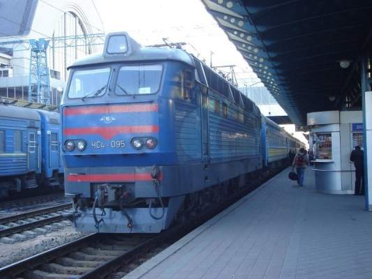 Из-за непогоды задерживаются 20 пассажирских и более 300 грузовых поездов, - "Укрзализныця"