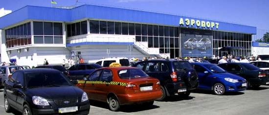В аэропорту "Симферополь" пассажиров эвакуируют и не выпускают из самолетов