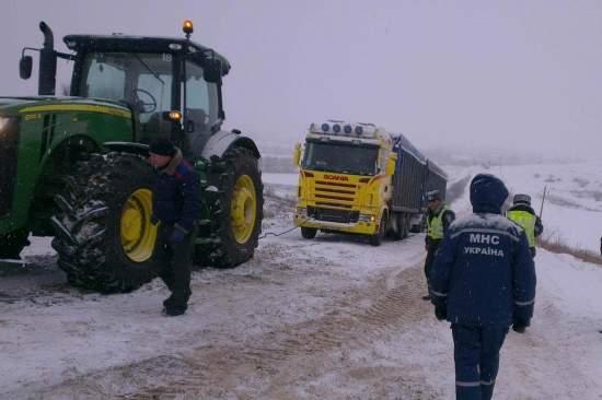 В Днепропетровской обл. в снежных заносах оказались 3 автомобиля, еще 20 грузовиков попали в пробку