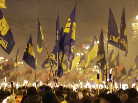 В Киеве многотысячным факельным маршем почтили Бандеру