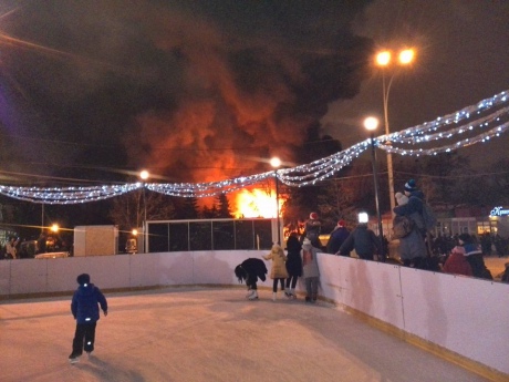 В Харькове загорелось кафе. Очевидцы слышали взрыв (фото)