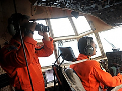 Спасатели обнаружили под водой хвостовую часть самолета AirAsia и 30 тел погибших пассажиров
