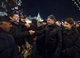 Порошенко с супругой посетили новогоднюю ярмарку на Софийской площади