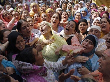 В Кашмире продолжаются боевые столкновения, погибают люди