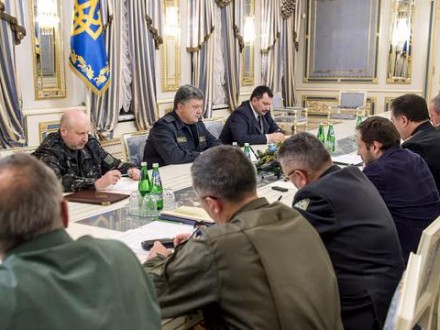 П.Порошенко обсудил с руководителями силовых ведомств ситуацию в зоне АТО