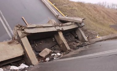 Разрушен очередной мост в Горловке: видео последствий подрыва