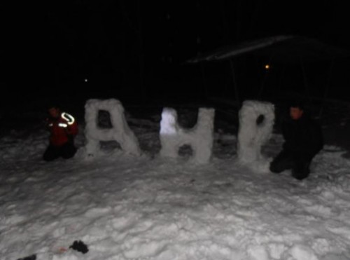 Фотофакт: в Днепродзержинске активисты застали беженцев за лепкой снежной «ДНР»
